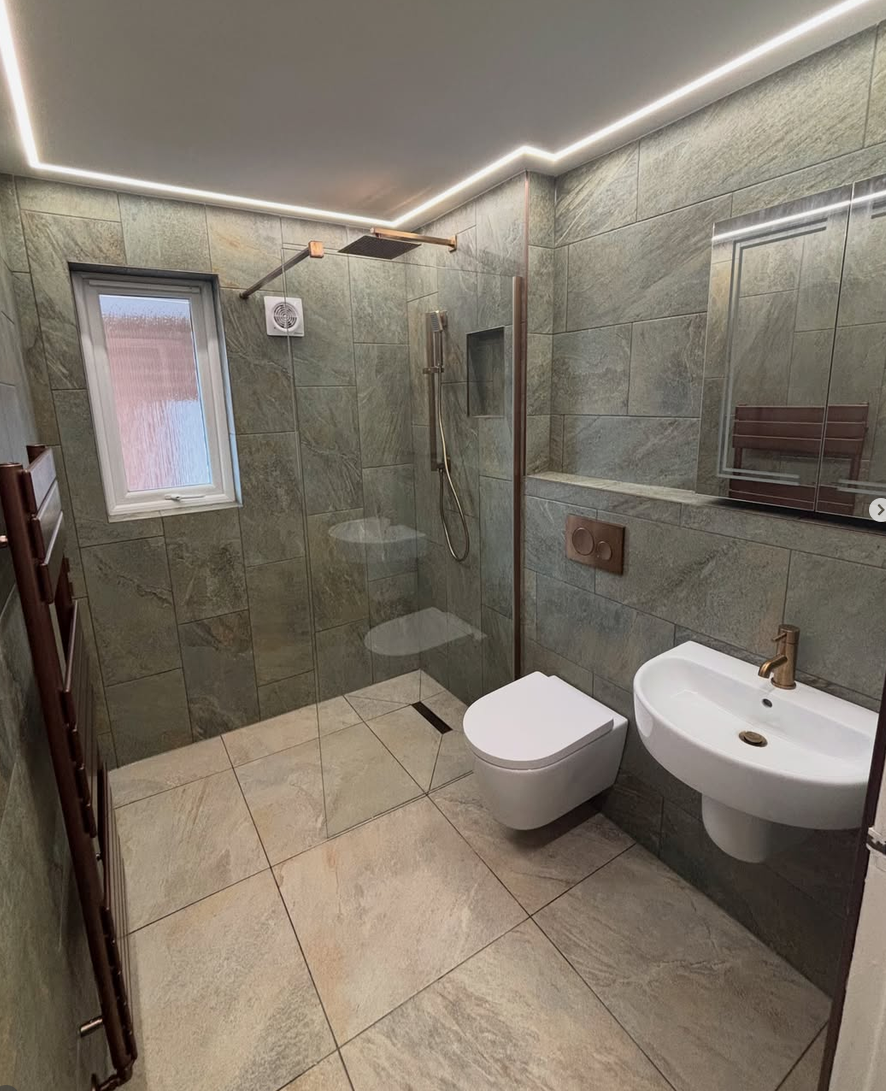 Bathroom lighting installation with LED ceiling perimeter lighting